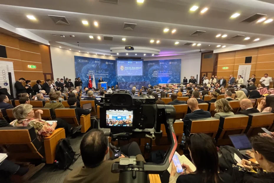 Wide-angle video coverage of a speaker presenting at an investor day in Istanbul